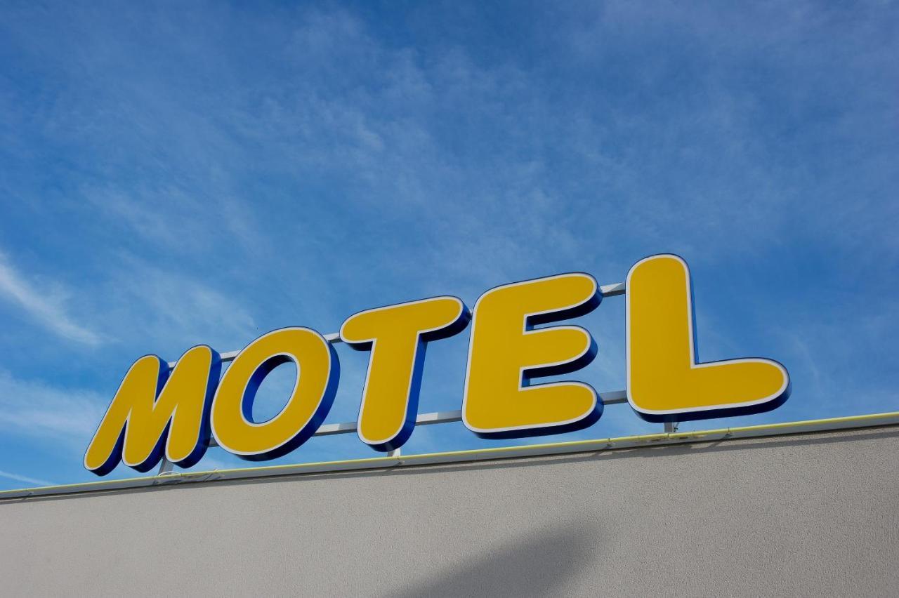 ACE Hôtel Travel Athée sur Cher Exterior foto